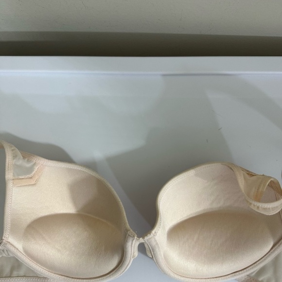 True sz  36C bra in a soft cream. Beautiful bra pretty details underwire - Picture 4 of 12